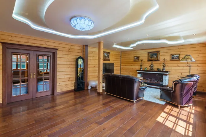 Высокий потолок с фигурным освещением в деревянной гостиной