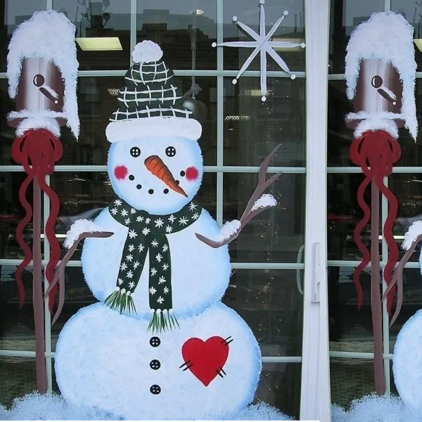 Гуашь на окне с фотографией снеговика