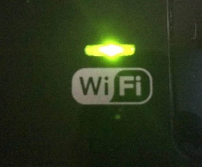 Зеленый индикатор Wi-Fi на столе принтера указывает на успешное завершение процедуры.