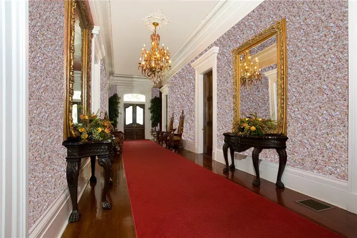 Мокрые обои в длинном коридоре с красным ковром
