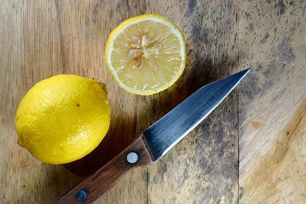 Удаление косточек из разрезанных лимонов