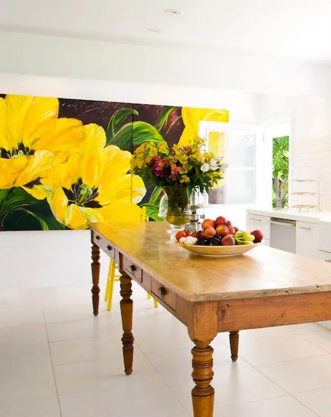 Свежие желтые цветы на кухонном столе