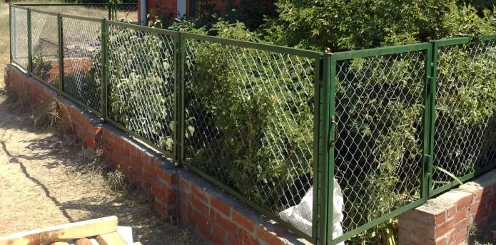 Цепная ограда для кроликов на участке.