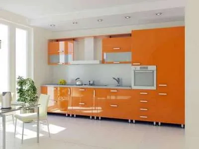 Белые обои с оранжевыми кухонными гарнитурами