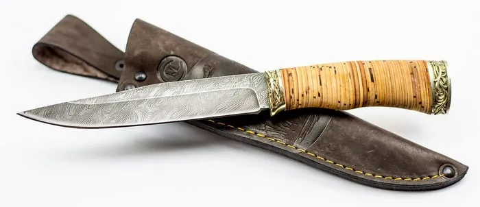 Дамасские ножи с выделенными рукоятками