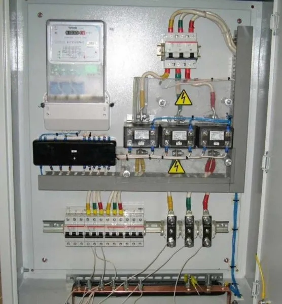 Подключение счетчика электроэнергии к трехфазной сети с помощью преобразователей тока