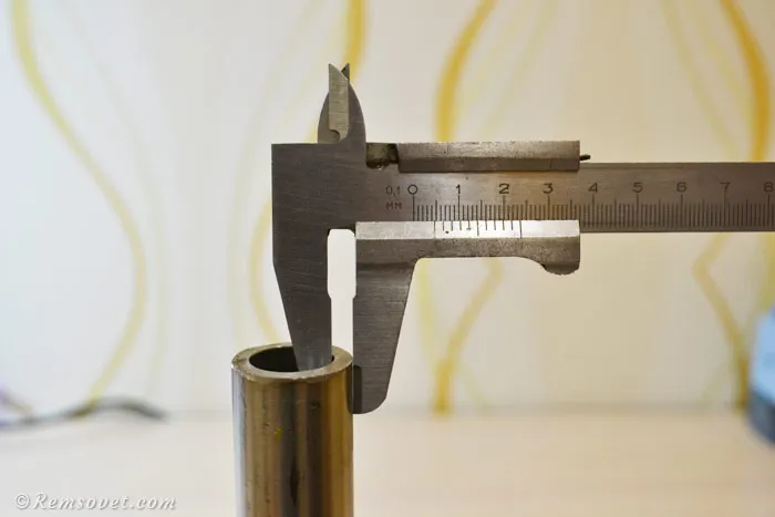 Используйте штангенциркуль для измерения толщины стенки трубы