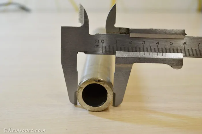 С помощью штангенциркуля измерьте наружный диаметр трубы.