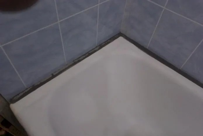 Закрытие стыков в ванной комнате с помощью швов