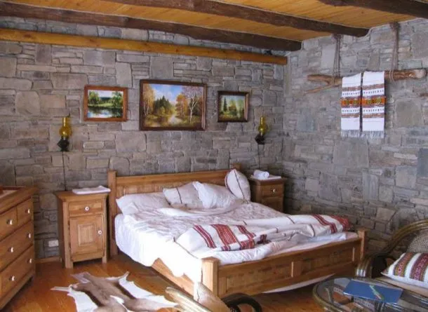 Спальня в стиле кантри с тематическими полотнами на стенах