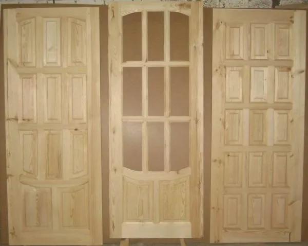 Панельные двери устойчивы к негативным факторам, подходят для гостиных, санузлов, кухонь и ванных комнат.