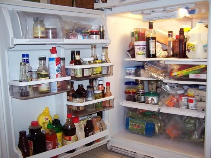 Холодильник, полный еды.