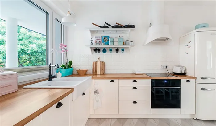 Белая кухня с деревянными столешницами