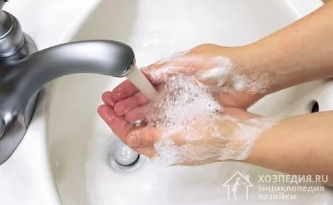 При остатках клея тщательное мытье рук с мылом и раствором соды и пемзы может помочь удалить клей с кожи.