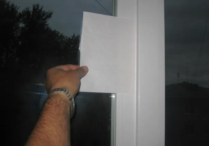 Проверьте герметичность окна с помощью бумаги