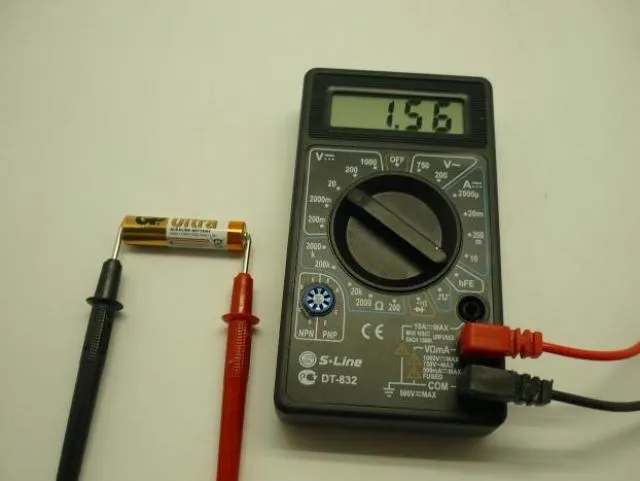 Измерение напряжения батареи с помощью мультиметра