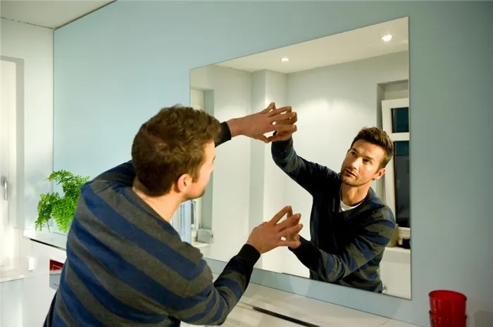 Если используется клей, зеркало следует прижать к стене не менее чем на 15 минут.