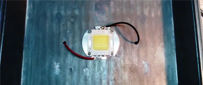 Светодиодный блок внутри светодиодного проектора