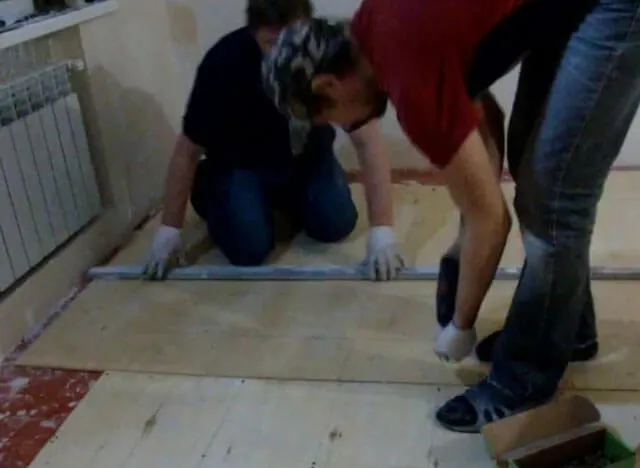 Как выровнять старый деревянный пол под ламинат