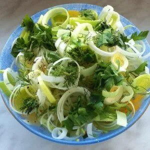 Салат с луком-пореем и овощами