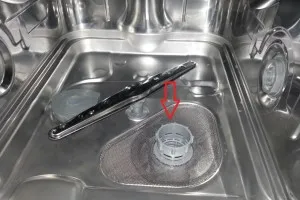 Ослабьте фильтр и разберите посудомоечную машину Bosch