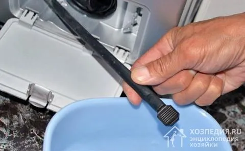 Слив воды из моечной машины можно произвести с помощью шланга аварийного слива.