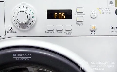 В стиральных машинах Hotpoint Ariston на проблемы со сливом указывает код ошибки F05.