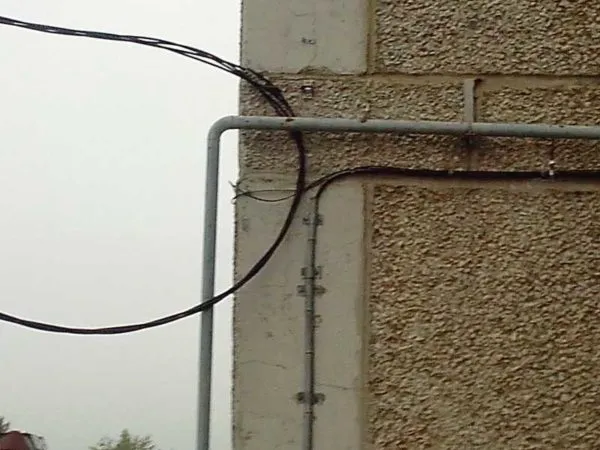 Проложите кабель в трубах. Закрепите трубку и прикрепите кабель к стене вдоль выхода из трубки.