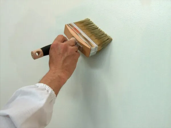 Покраска стены щеткой для швабры.