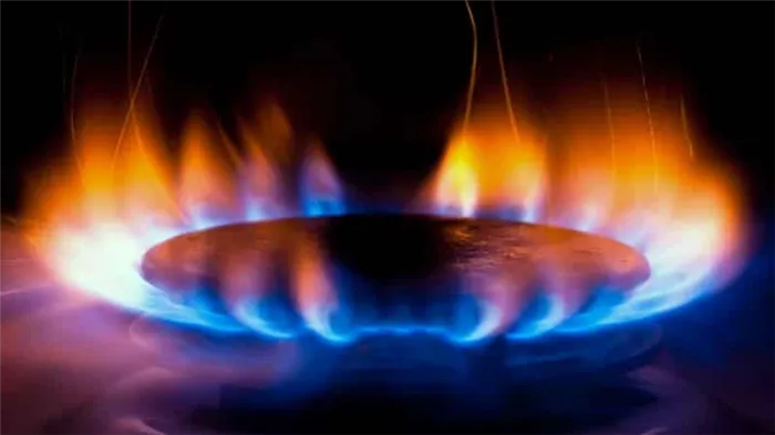 Пламя газовой плиты горит оранжевым или желтым цветом