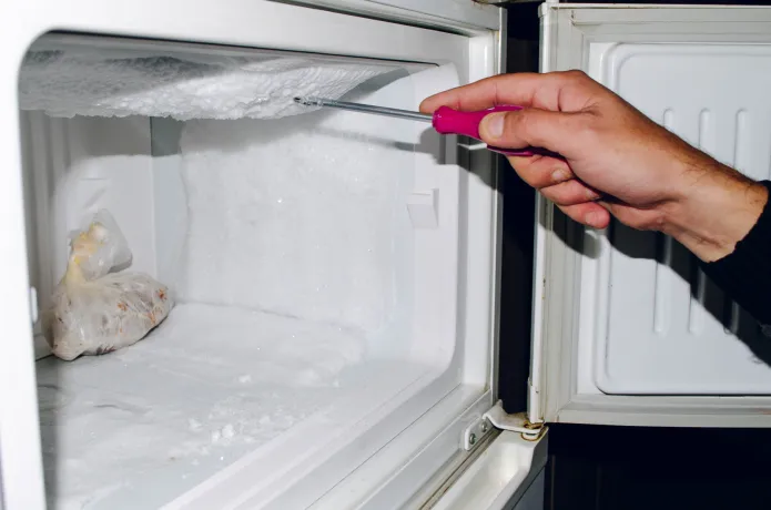 Разбивание льда в морозильной камере