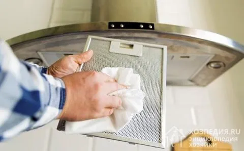 После очистки тщательно промойте корзину фильтра под проточной водой и слейте воду или протрите мягкой тканью.