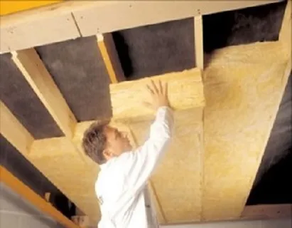 Установка минеральных стен между деревянными балками в крыше
