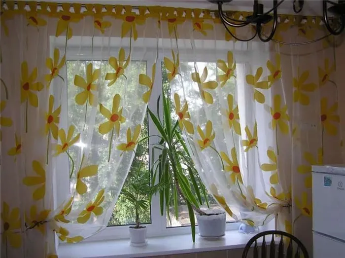 Кухонное окно с прозрачными шторами с цветочным узором