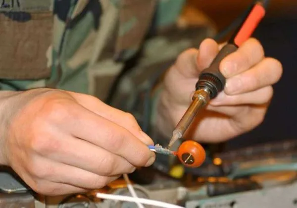 Чаще всего используются бронзовые кабели. В наушниках, например, при ремонте бытовой техники.