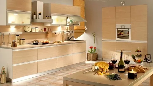 Освещение различных элементов на кухне не только делает рабочее место более комфортным, но и служит декоративным элементом.