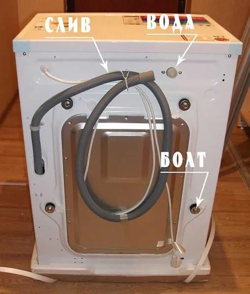 Входной шланг вкручивается в специальный выход в задней части камеры.