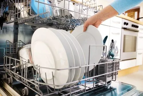 В режиме сушки всегда вынимайте из посудомоечной машины чистую и сухую посуду.