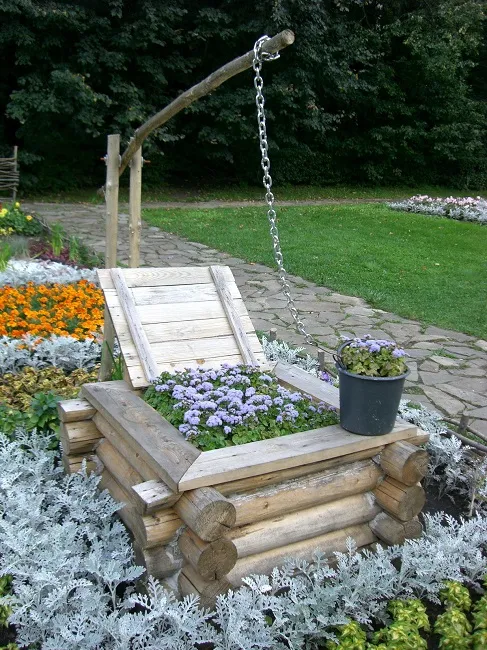 Цветочный сад с хорошим ландшафтным дизайном