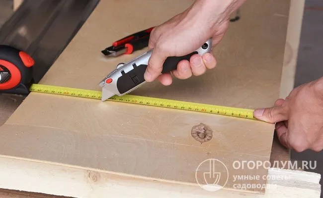 Чтобы не сломать фанеру, сначала срежьте верхний слой ножом.