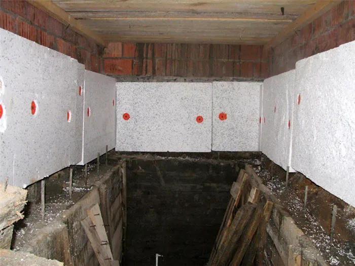 Утепление стен в таких случаях не сильно помогает в устранении конденсата, но позволяет сохранить прохладу в подвале летом. Это также важно.