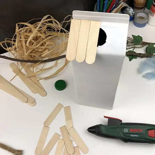 Простая и гениальная идея для тех, кто не знает, как сделать кормушку для птиц своими руками из подручных материалов.