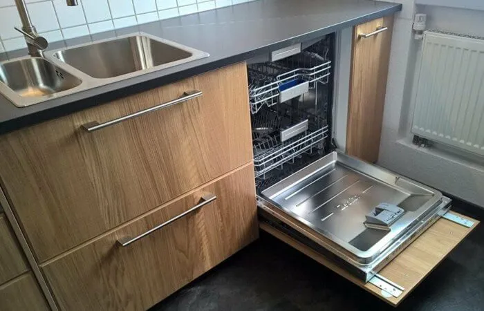 Установка посудомоечной машины, встроенной в кухню