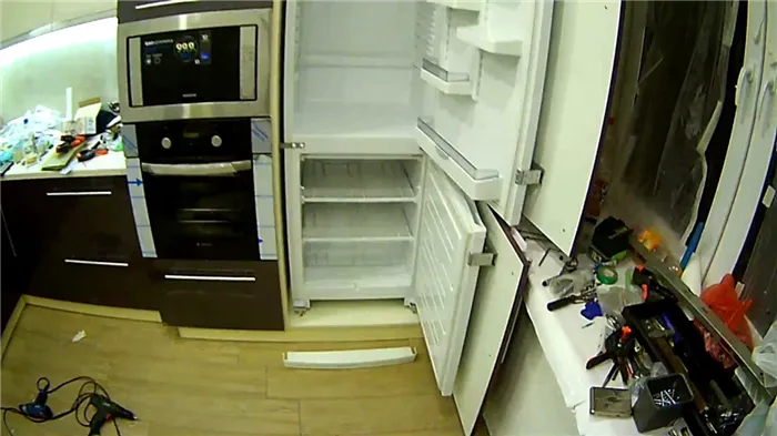 Постройте обычный холодильник в шкафу