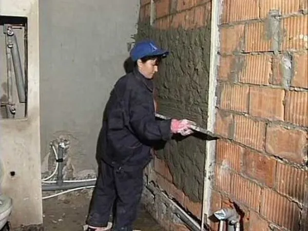 Стены ванной комнаты выравниваются цементным раствором