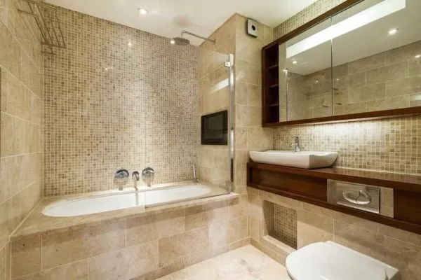 Комбинации плитки и мозаики - отличный вариант отделки ванной комнаты