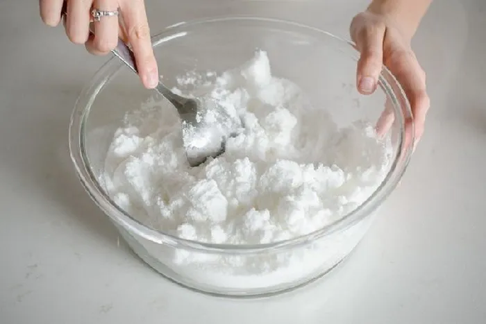 Как сделать собственные таблетки для мытья посуды, используя пищевую соду, соль и лимонный сок.