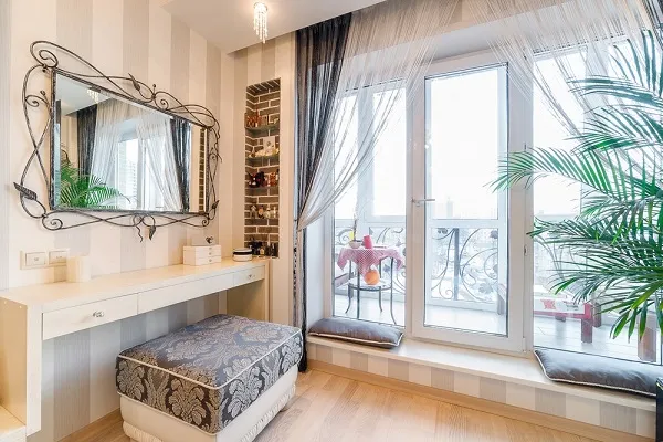 Фото: Интерьер комнаты с французским балконом
