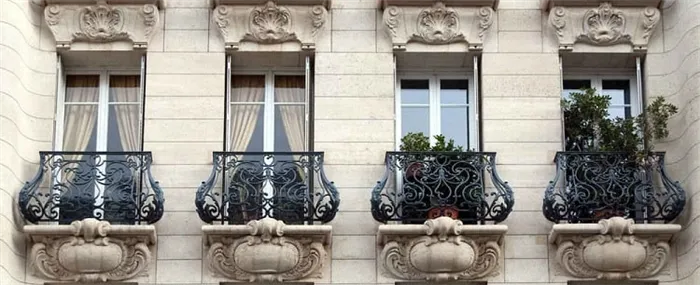 Французский балкон многоквартирного дома