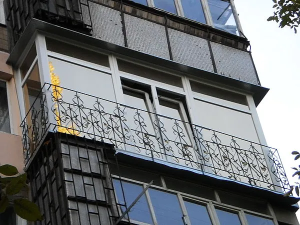 Фото: современный французский балкон.